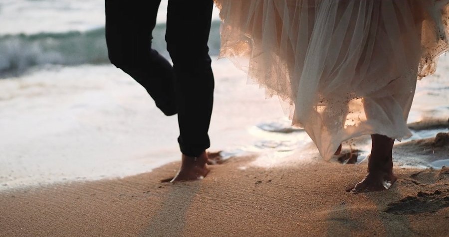 Wedding couple on the beach in Hawaii