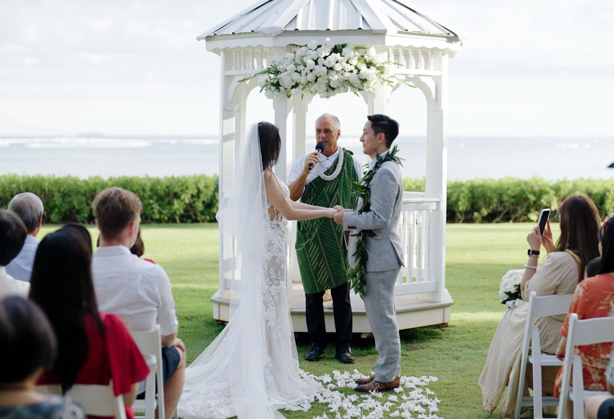 Officiant Mike Nelson performing a wedding at the Kahala Hotel